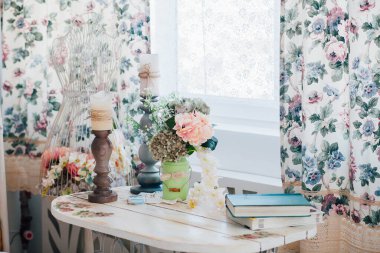 Stüdyo dizaynında çiçekler, iç dekorasyon. 