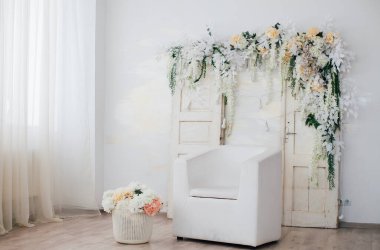 Stüdyo dizaynında çiçekler, iç dekorasyon. 