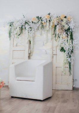 Stüdyo dizaynında çiçekler, iç dekorasyon. 