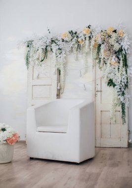 Stüdyo dizaynında çiçekler, iç dekorasyon. 