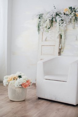 Stüdyo dizaynında çiçekler, iç dekorasyon. 