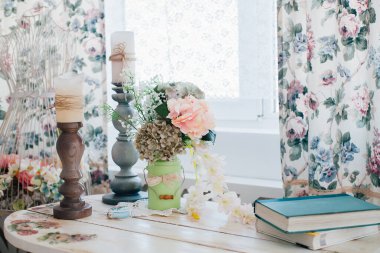 Stüdyo dizaynında çiçekler, iç dekorasyon. 