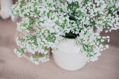 Stüdyo dizaynında çiçekler, iç dekorasyon. 