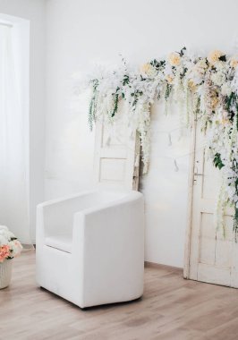 Stüdyo dizaynında çiçekler, iç dekorasyon. 