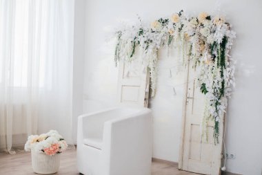 Metal bir vazoda beyaz çiçekler, saplı, antika, stüdyo dekorlu. 