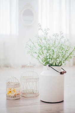 Metal bir vazoda beyaz çiçekler, saplı, antika, stüdyo dekorlu. 