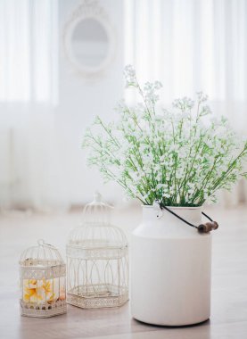 Metal bir vazoda beyaz çiçekler, saplı, antika, stüdyo dekorlu. 