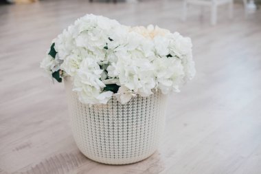 Bir şapka kutusunda güzel çiçek aranjmanı