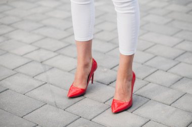 Kırmızı topuklu bir kadın. Yüksek topuklu kadın bacaklarının yakınlaşması