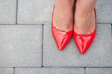 Kırmızı topuklu bir kadın. Yüksek topuklu kadın bacaklarının yakınlaşması