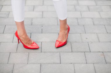 Kırmızı topuklu bir kadın. Yüksek topuklu kadın bacaklarının yakınlaşması