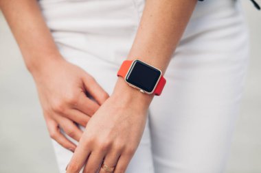 Ekran genel tasarım akıllı saat dokunmadan kadın elleri Fotoğraf. Film efektleri, bulanık arka plan