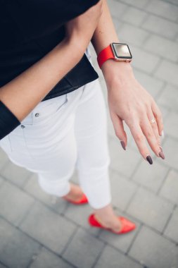 Ekran genel tasarım akıllı saat dokunmadan kadın elleri Fotoğraf. Film efektleri, bulanık arka plan