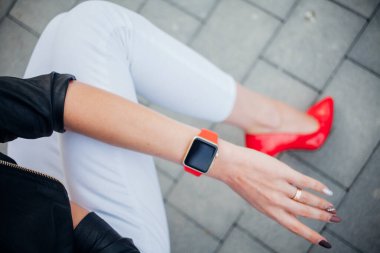 Ekran genel tasarım akıllı saat dokunmadan kadın elleri Fotoğraf. Film efektleri, bulanık arka plan