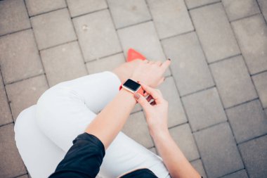 Ekran genel tasarım akıllı saat dokunmadan kadın elleri Fotoğraf. Film efektleri, bulanık arka plan