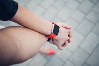 Ekran genel tasarım akıllı saat dokunmadan kadın elleri Fotoğraf. Film efektleri, bulanık arka plan