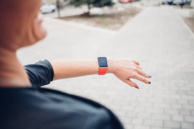 Ekran genel tasarım akıllı saat dokunmadan kadın elleri Fotoğraf. Film efektleri, bulanık arka plan