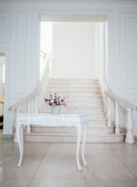 Stüdyo dizaynında çiçekler, iç dekorasyon. 