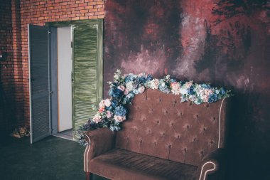 Stüdyo dizaynında çiçekler, iç dekorasyon. 