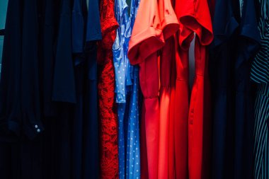 Soyunma odasında giysi koleksiyonu, kadın elbiseleri... 