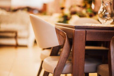 Masanın yanındaki tahta sandalye.