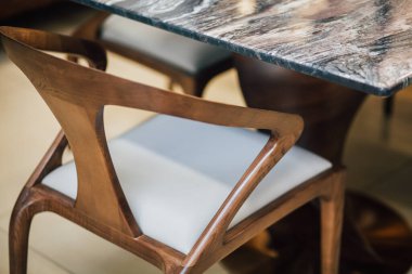 Masanın yanındaki tahta sandalye.