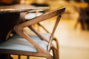 Masanın yanındaki tahta sandalye.