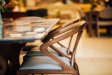 Masanın yanındaki tahta sandalye.