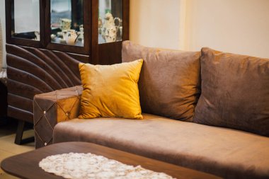 Oda içindeki kanepe ayrıntıları 