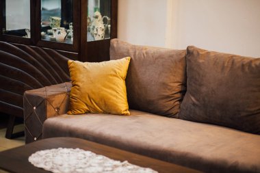 Oda içindeki kanepe ayrıntıları 