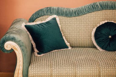 Oda içindeki kanepe ayrıntıları 