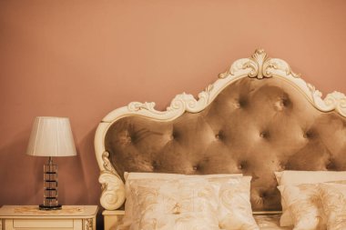 Oda içindeki kanepe ayrıntıları 