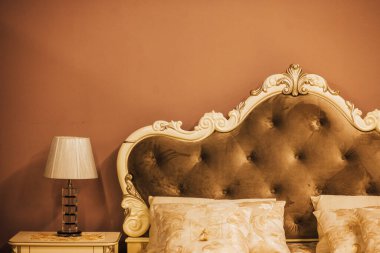 Modern iç mekanda ahşap mobilya ayrıntıları 