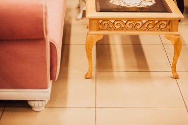 Modern iç mekanda ahşap mobilya ayrıntıları 