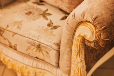 Oda içindeki kanepe ayrıntıları 