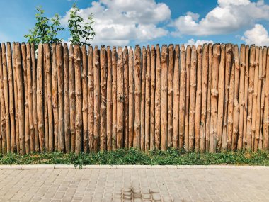 Mavi bulutlu gökyüzünün arka planında ahşap çit