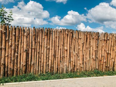 Mavi bulutlu gökyüzünün arka planında ahşap çit