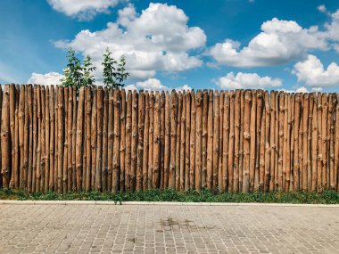 Mavi bulutlu gökyüzünün arka planında ahşap çit