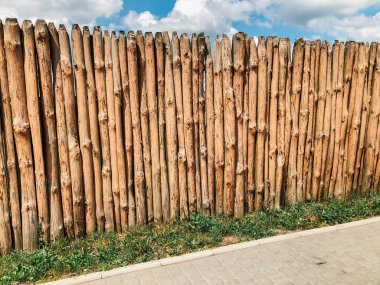 Mavi bulutlu gökyüzünün arka planında ahşap çit