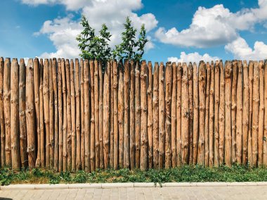 Mavi bulutlu gökyüzünün arka planında ahşap çit