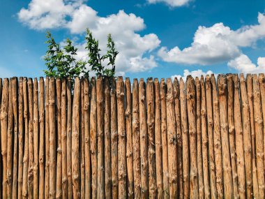 Mavi bulutlu gökyüzünün arka planında ahşap çit