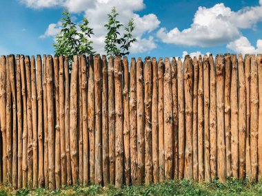 Mavi bulutlu gökyüzünün arka planında ahşap çit