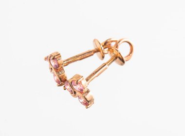 Beyaz arka planda izole edilmiş bir çift altın küpe.