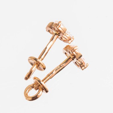 Beyaz arka planda izole edilmiş bir çift altın küpe.