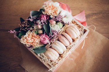Çiçekli bir kutuda makarna. Fransız kurabiyeleri.