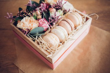 Çiçekli bir kutuda makarna. Fransız kurabiyeleri.