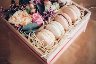 Çiçekli bir kutuda makarna. Fransız kurabiyeleri.