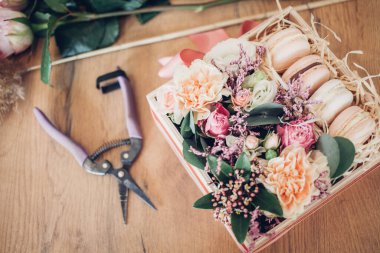 Çiçekli bir kutuda makarna. Fransız kurabiyeleri.