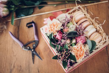 Çiçekli bir kutuda makarna. Fransız kurabiyeleri.