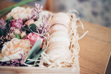 Çiçekli bir kutuda makarna. Fransız kurabiyeleri.